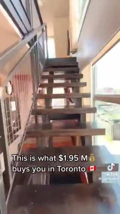 Дом за два ляма в Торонто. С унитазом возле кровати.