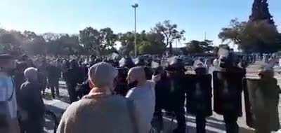 ROSARIO Argentina DETENCIONES a CIUDADANOS que se MANIFIESTAN en contra del ENCIERRO