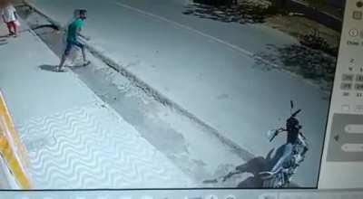 MOTO HONDA ESTACIONA SOZINHA MESMO APÓS ACIDENTE.