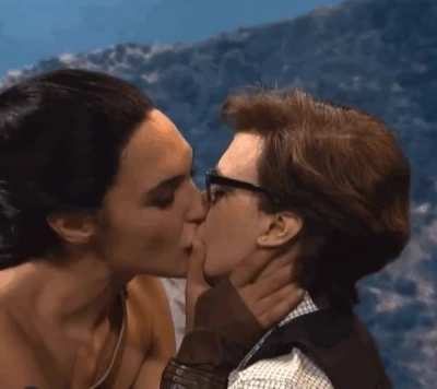 Gal Gadot kissing Kate McKinnon