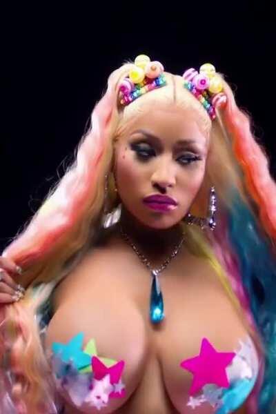 Nikki Minaj bouncing her fake titties