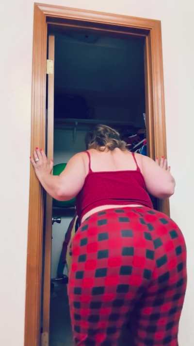 Mommy needs a good boy to smell her morning pre-poop farts. 💨 Any takers??