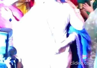 Kajol Devgan's 🍑 🍑 🍑 Saree momma ! UNSEEN! Big FAT MILFY juicy ass and her Panty lines Visible ZOOMED IN FOOTAGE!!