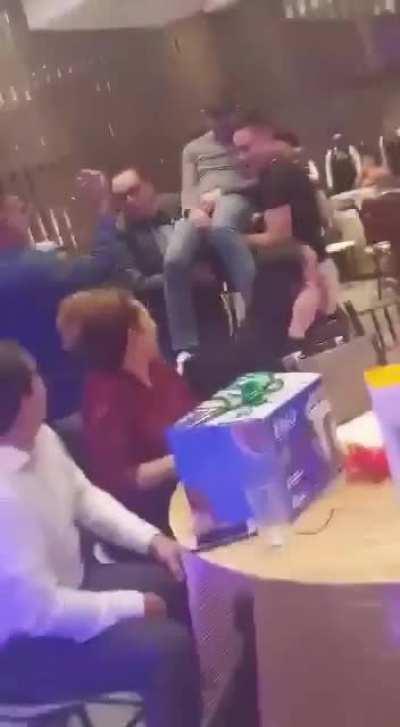 A young man who attended his company's traditional Christmas inn won the raffle that took place during the party. Unable to stand up due to excessive drinking, his companions decided to carry him onto his chair to receive the gift.