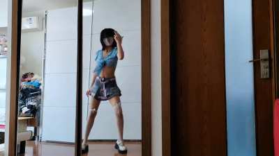 Chinese girl dancing to (G)I-DLE's TOMBOY