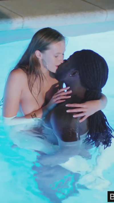 Stacy Cruz couldn't stop herself to makeout and fuck Freddy Gong and giving us one of the best contrast