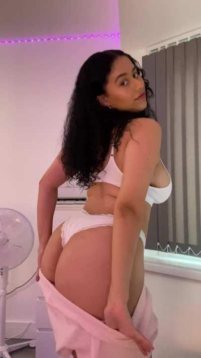 Im curious: Would anyone cum to my nudes? At least one person??