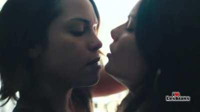 Monica Raymund & Jordan Lane Price (Hightown - s01e02)