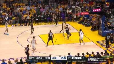 [Highlight] Draymond rises up for the slam!