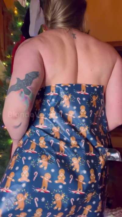 Request for u/BlondeVixxen, a video of you wrapped up in gift wrapping, slowly tearing off the wrapping paper to reveal your gorgeous nude body underneath! || yes, you can open me on Christmas Eve 🤭 for u/Thatgoatguy-88 😘