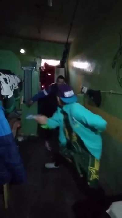 Presos en Devoto muestran cómo se entrenan en esgrima tumbera durante su periodo en reclusión