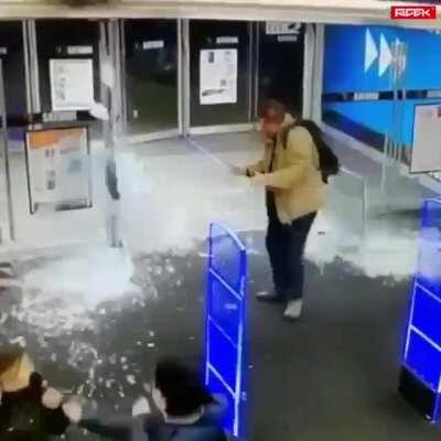 V sluchátkach hralo ženy treba ľúbiť 😝