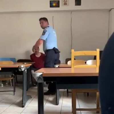 Jandarm agresiv loveste cu capul de masa un tanar in arest