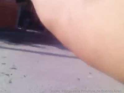 La Plata: Motochorros le robaron el celular a una piba y un policía los persiguió a los tiros