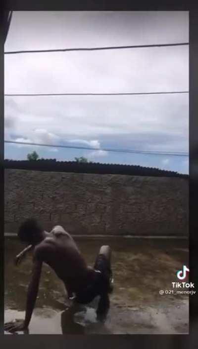 doazin está a jogar bola vadia