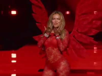 Icónica, diosa y espectacular Karol G en el desfile de Victoria's Secret!! no solo su actuación, sino su paso por la pasarela