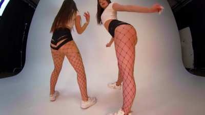 The one on the left or the one on the right? 🍑 #twerk