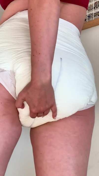 Huge Mess and Mushing in Soaking Diaper 💩