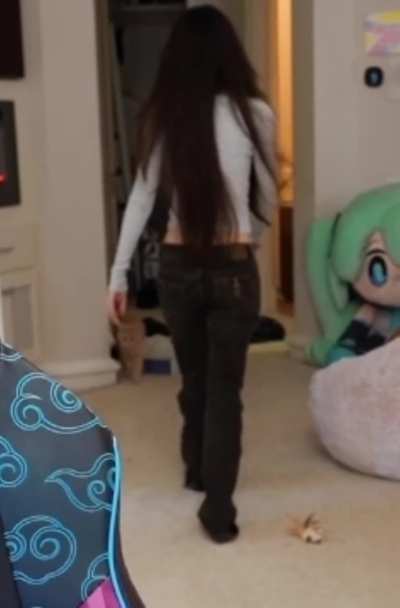 Emiru in jeans