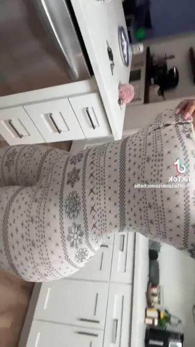 Pick ONE Big Booty MILF 🍑🍑🍑