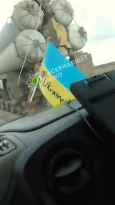Video of vaunted Russian S-400 SAM system captured and being transported by Ukrainian truck with escorts