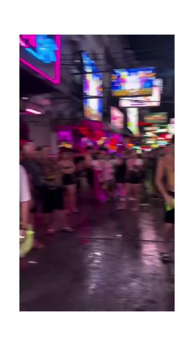 Foreigner in Thailand mocks Thai security guards and bar girls, it ends how you expect.
