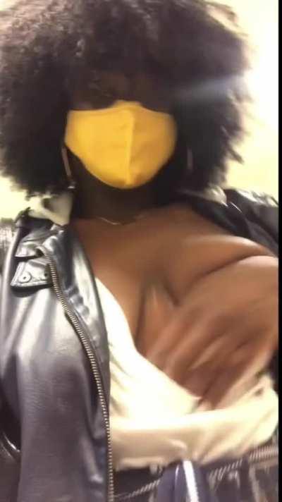 quick titty flash 🥰