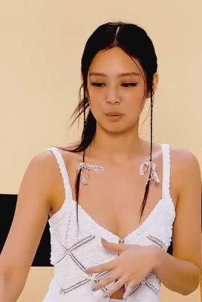I love this outfit. Jennie looks so cute and hot. She is pure perfection 💦