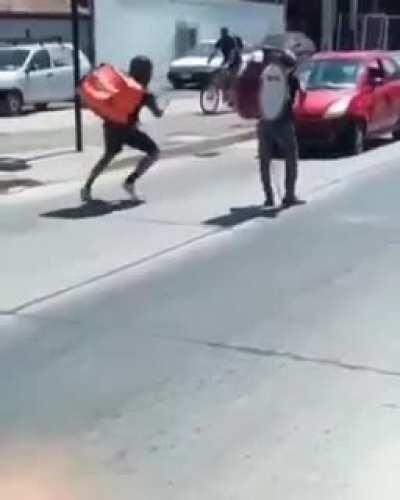 Yo: Porque será que no me llega el bendito pedido. El Rappi: