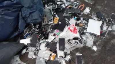 Dinge, die man beim Altglas entsorgen in einer Großstadt sieht.