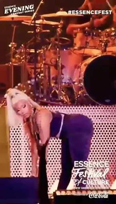 Nicki twerking that big butt