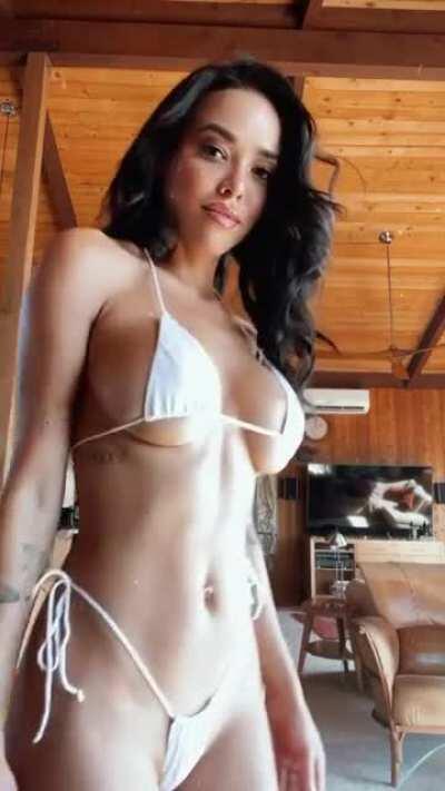 Lily Andrews (@itslilyandrews)