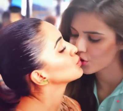 Kriti sanon and kiara advani Try to lip kiss