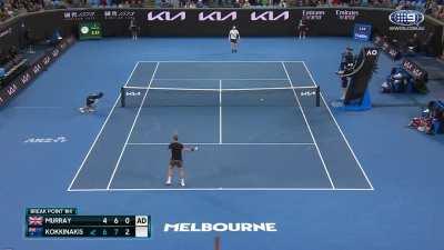 Andy Murray defending like it's 2016 again. Unbelievable save to break back in the third set.