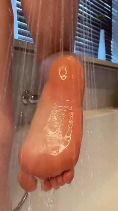 I can watch the water dripping off my feet for hours, what about you?🤤
