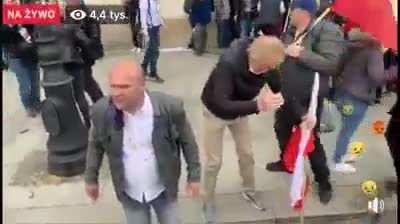 Policja ściska manifestantów pod ścianą, a kiedy już nie ma miejsca żeby się cofać zaczyna pryskać gazem pieprzowym. Strajk Przedsiębiorców, Warszawa.