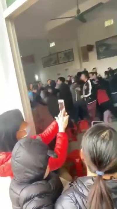 “与人民群众打成一片”—竞选村支书