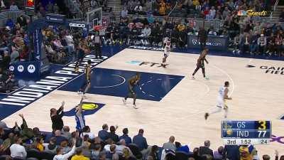 [Highlight] Curry drains a near logo three and is 3 threes away from the record!