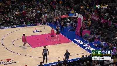 [Highlight] Giannis bricks a layup to get his 10th rebound to complete the 23/10/13 triple-double with 3 blocks