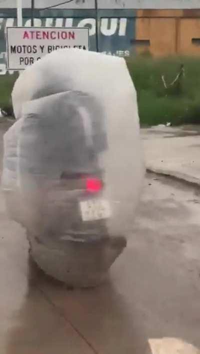 Resistencia: Un hombre le puso piloto a su moto para no mojarse