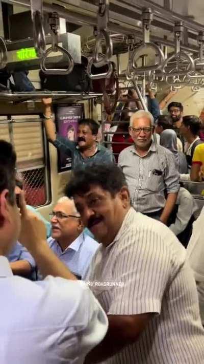 Man sings Kaanta Laga in Mumbai local as passengers dance