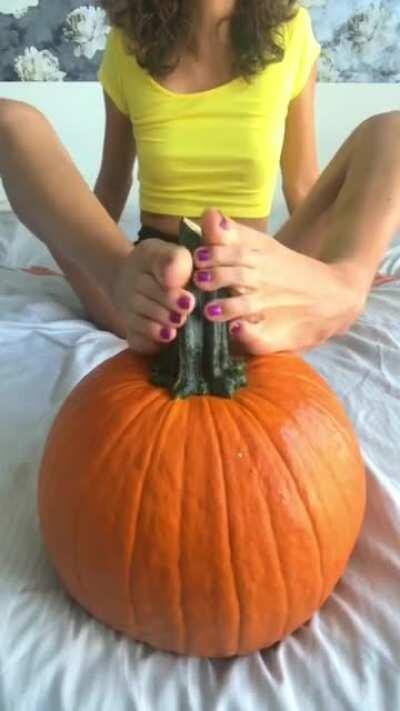 Gotta prepare the pumpkin before using it 😜😜 Almost Halloween !