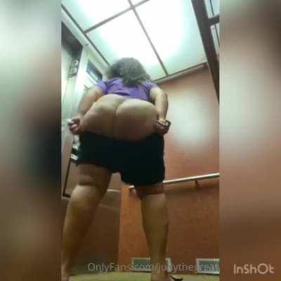 Booty clapping in Elevator 😃