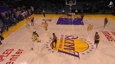 [Highlight] KCP with a well timed blitz on Steph Curry ultimately leading to a Kuzma steal & a Caruso finish on the other end: