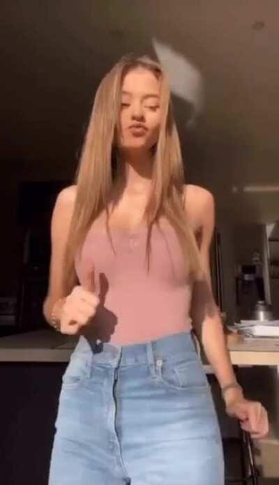 🔥 start your weekend with a sweet dose of lea! 1