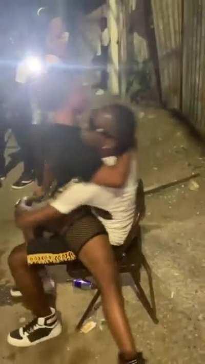 She get serious with Shelly Belly pon de chair!