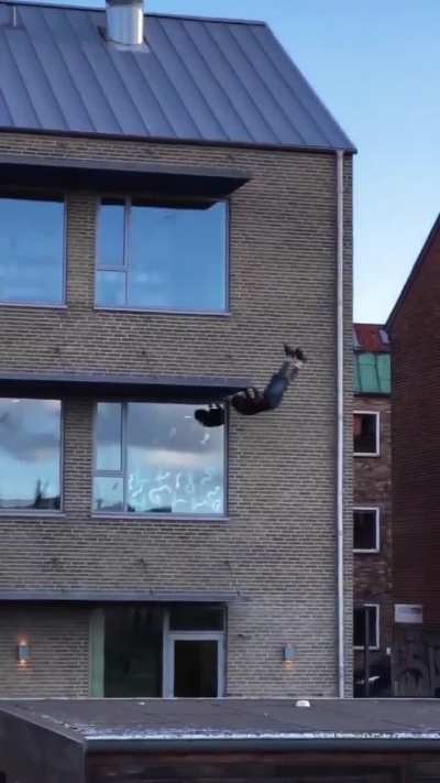 Real life spiderman (Source link in description)