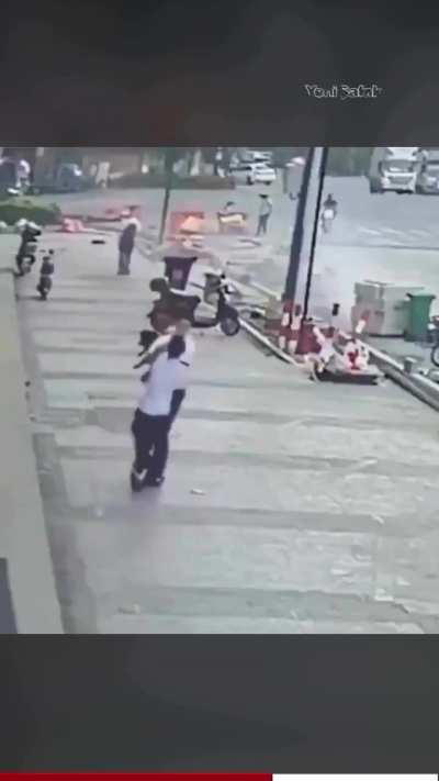In Japan, a 3-year-old child fell from the 5th floor. Passers-by saved a child's life