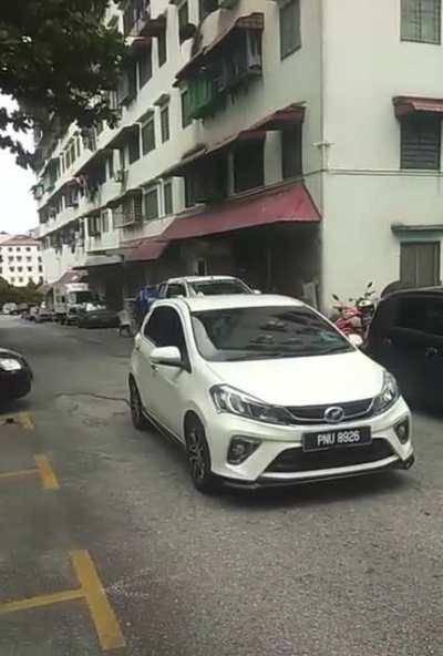 Lady swings around a cane/sickle combo showing her OKU card justifying her erratic behavior and states she can kill people after being asked to move her car on a one way road.