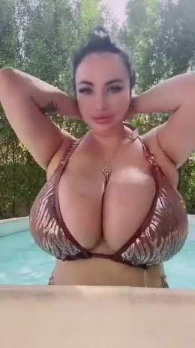 Too massive for her bikini 👙